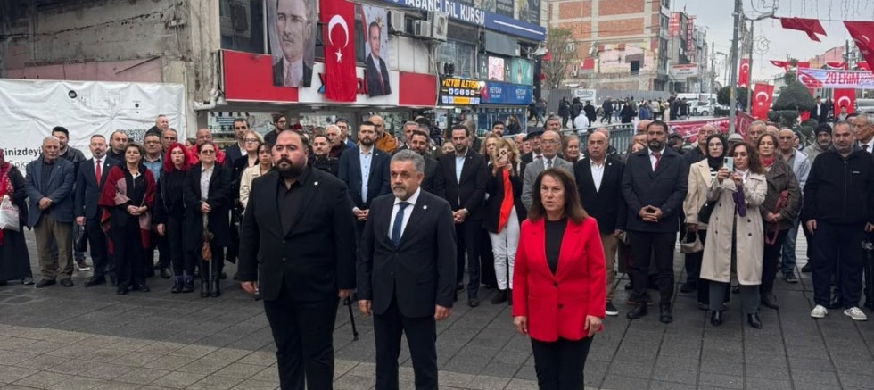 ESENLER’DE YENİ PARTİ’DEN ALTERNATİF CUMHURİYET TÖRENİ: DÖRTYOL MEYDANI’NDA BİR ARAYA GELDİLER